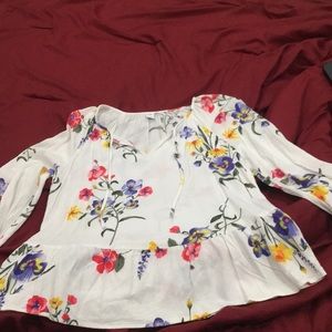 Cute long sleeve flower top!